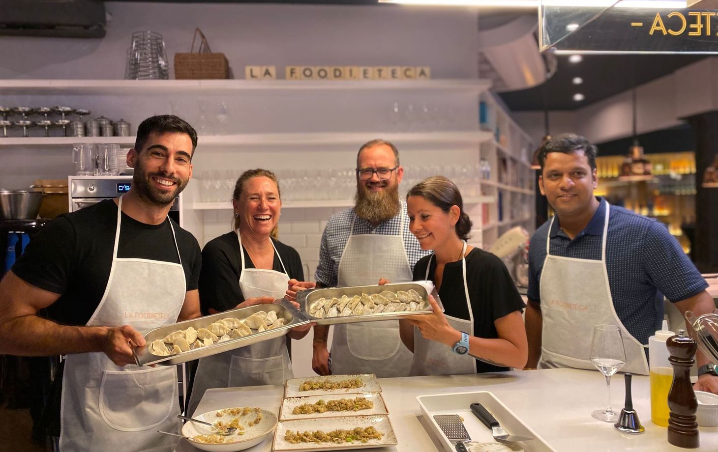 Spanischer Premium-Kochkurs im Designer-Loft: Paella & Tapas