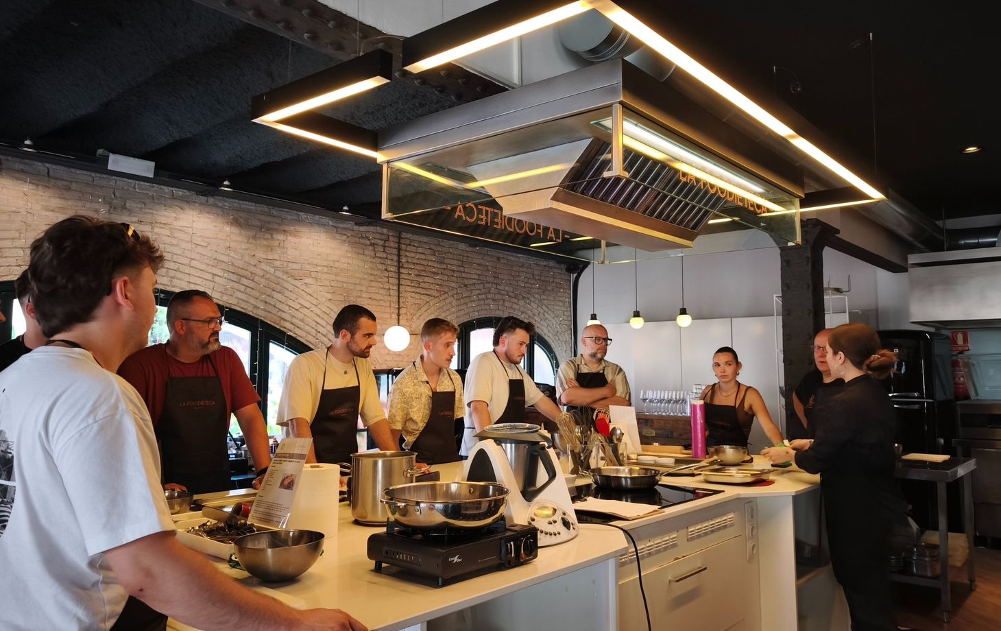 Spanischer Premium-Kochkurs im Designer-Loft: Paella & Tapas