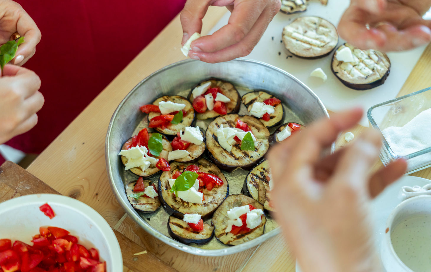 Cours de pâtes aux herbes sauvages et dégustation de vins maison dans la campagne romaine