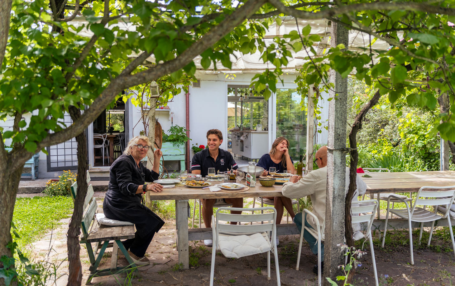 Cours de pâtes aux herbes sauvages et dégustation de vins maison dans la campagne romaine