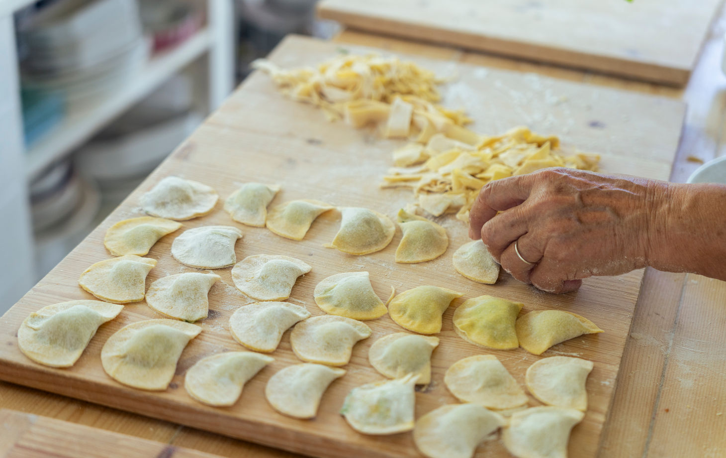 Kelas Membuat Pasta dengan Rempah Liar & Mencicipi Anggur Buatan Sendiri di Pedesaan Roma