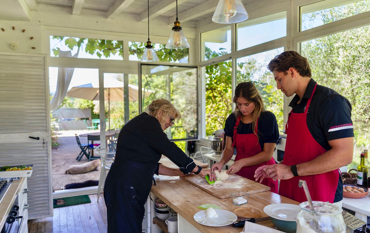 Cours de pâtes aux herbes sauvages et dégustation de vins maison dans la campagne romaine