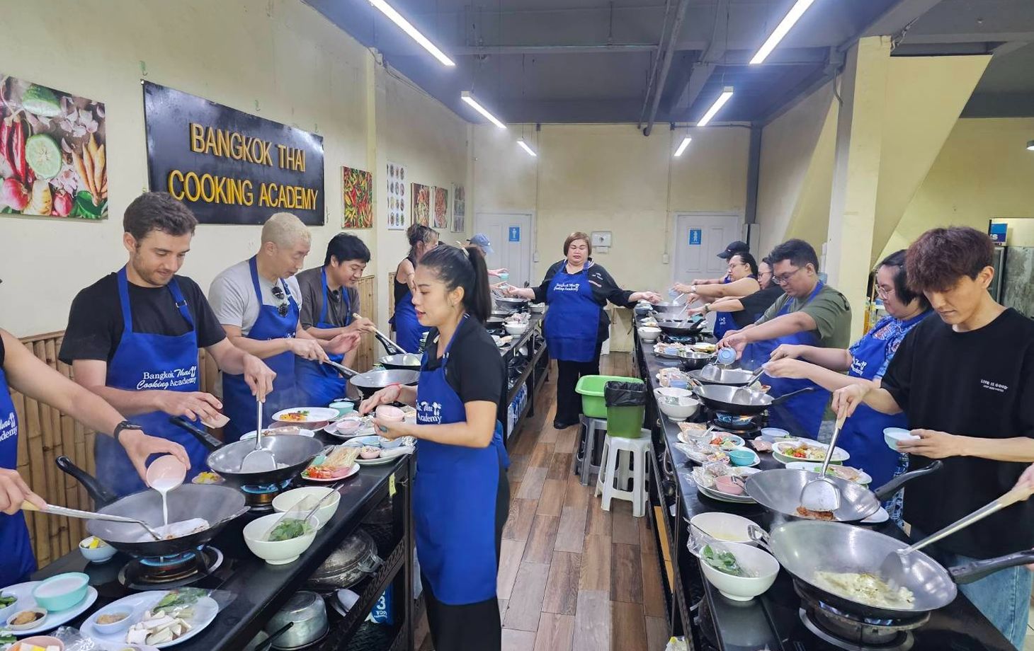 Bereiten Sie fünf thailändische Gerichte Ihrer Wahl zu und erleben Sie einen Marktbesuch!